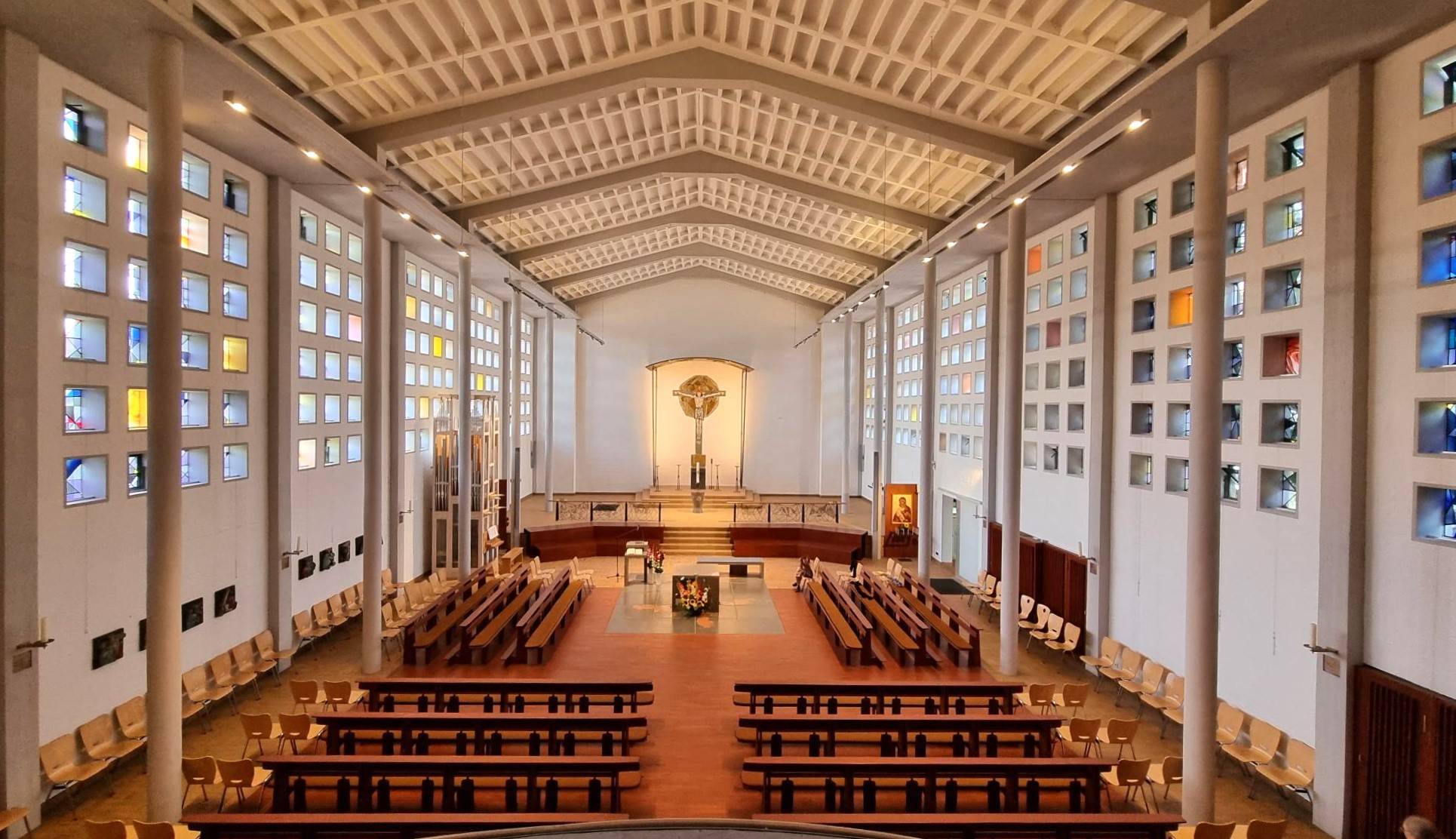 Bild vom Innenraum der Ökumenekirche St. Pius