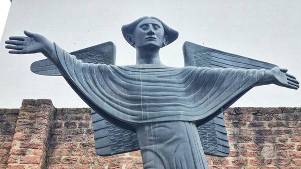 Bild vom Friedensengel (1952) von Gerhard Marcks in E 6 - ein Mahnmal im städtischen Auftrag  für die Toten der Jahre 1933 bis 1945