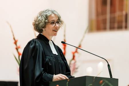 Dekanin Dr. Verena Schlarb beim Predigen